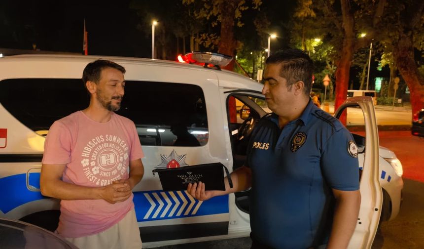 İnegöl’de 30 Bin TL Buldu, Sahibini Bulamayınca Polise Teslim Etti