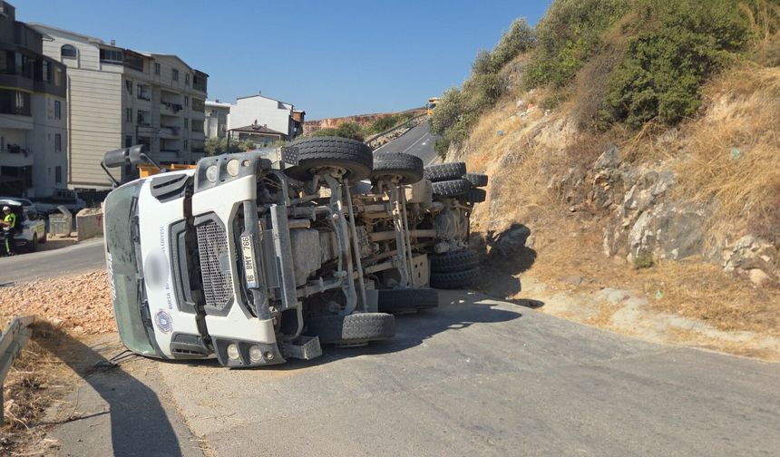 Bursa Orhangazi’de Freni Boşalan Kamyon Devrildi