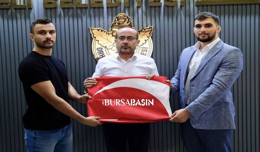 Bursa'da Gençlerden Bayrak İçin Örnek Tırmanış