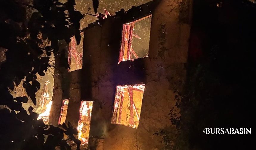 İnegöl’de Metruk Bina Alevlere Teslim Oldu