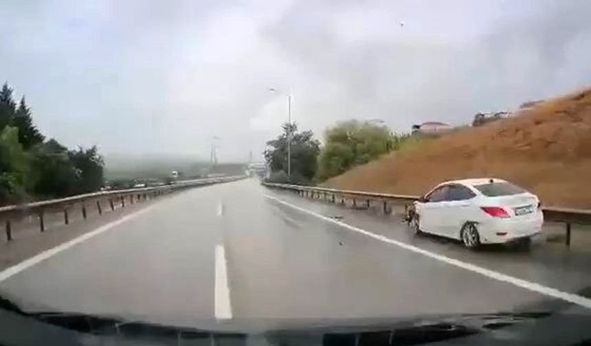 Bursa’da yağmurda hız yaptı, bariyerlere çarptı