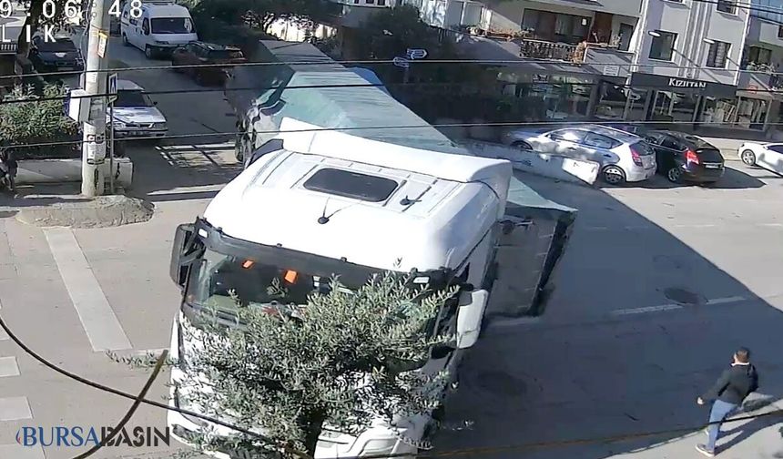 Bursa'da tırın manevrası giysi kutusunu devirdi