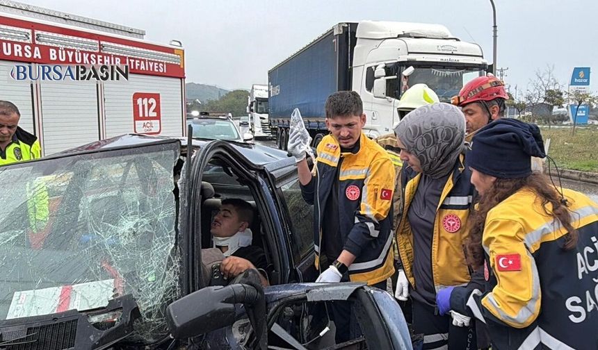 Orhangazi’de feci kaza! Sürücü araçta sıkıştı