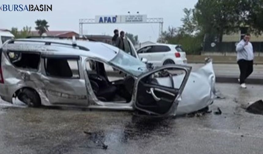 Bursa'da Yağmur Dehşeti: 5 Araç Birbirine Girdi, 5 Yaralı